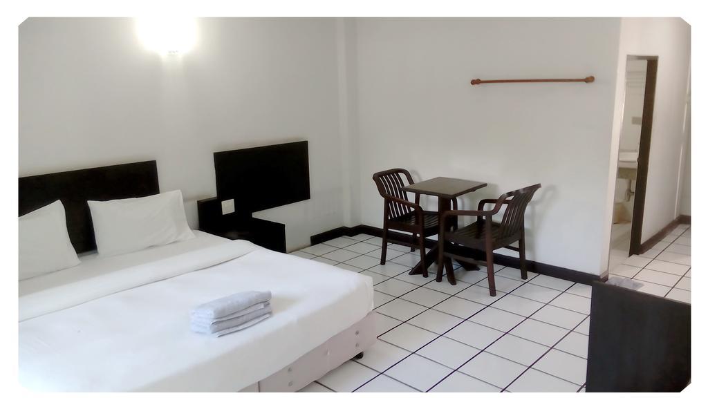 Thong Paeka Hotel Prasat Phòng bức ảnh