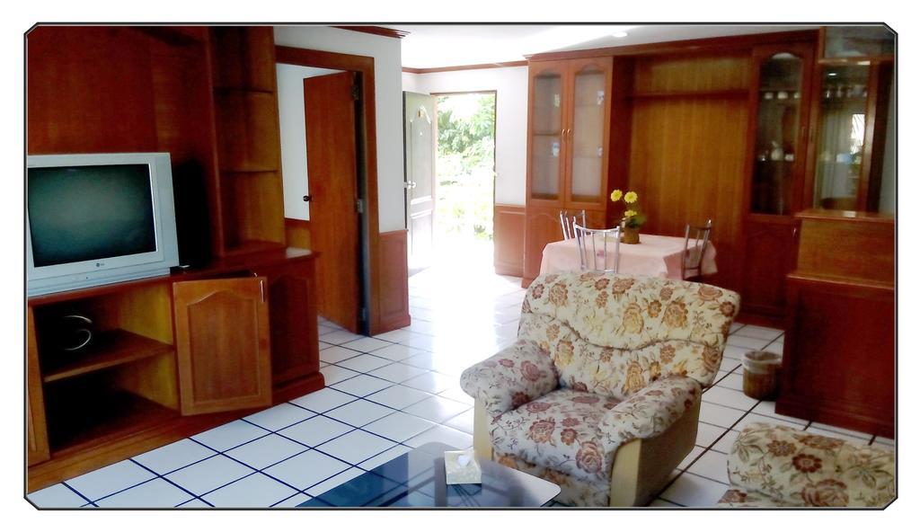 Thong Paeka Hotel Prasat Phòng bức ảnh